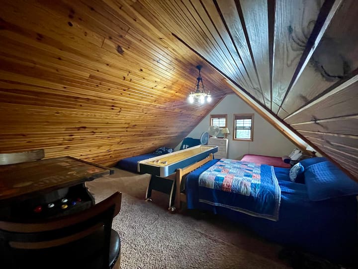 Roshani ya ghorofa ya juu ina kitanda aina ya queen, kitanda kamili na kitanda pacha.