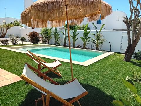 House with private pool near city center