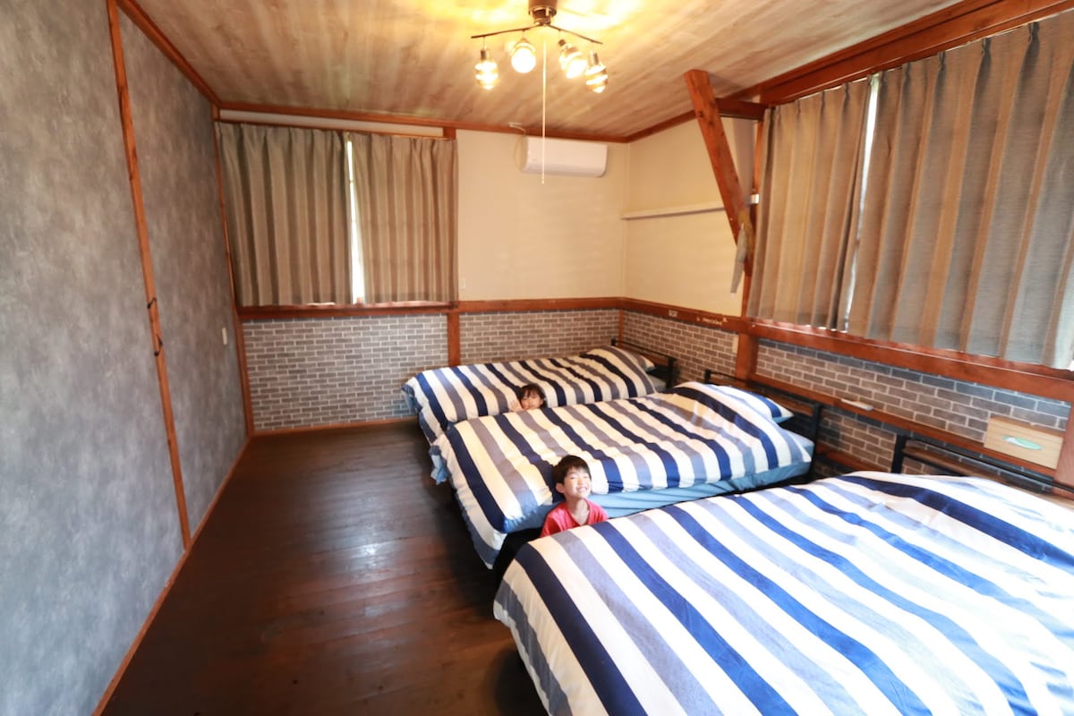 There are 3 bedrooms.7 beds, 3 futons.