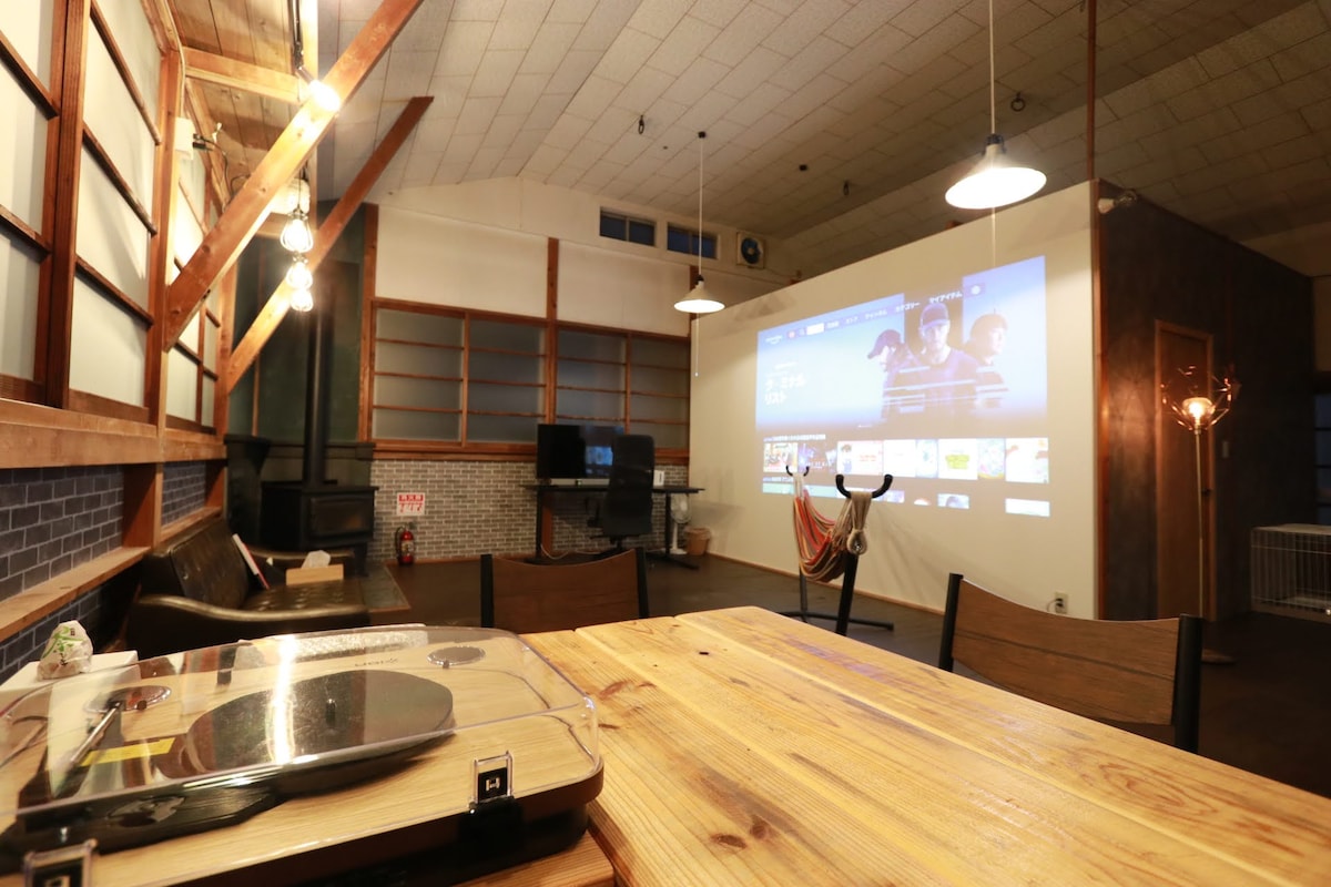 You can watch the movie on a 139-inch screen!Amazon and Netflix can be seen on the projector.