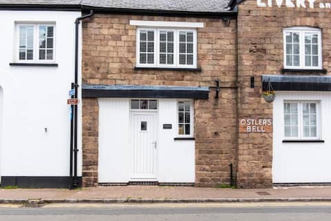 Modern 2 bedroom home with Castle views