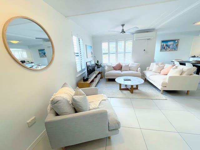 2 Bed Unit on Mooloolaba Esplanade 50 m from beach