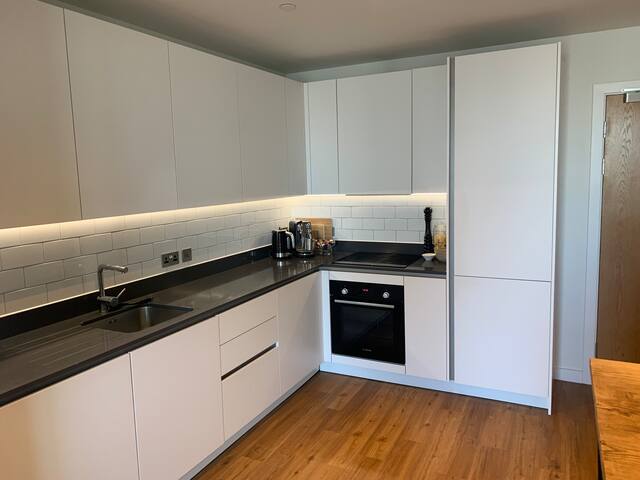 Luxury 2-bed apartment with penthouse city view gallery image 3