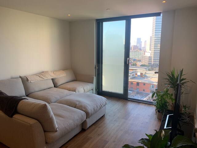 Luxury 2-bed apartment with penthouse city view gallery image 2