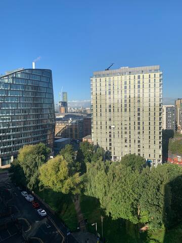 Luxury 2-bed apartment with penthouse city view gallery image 5