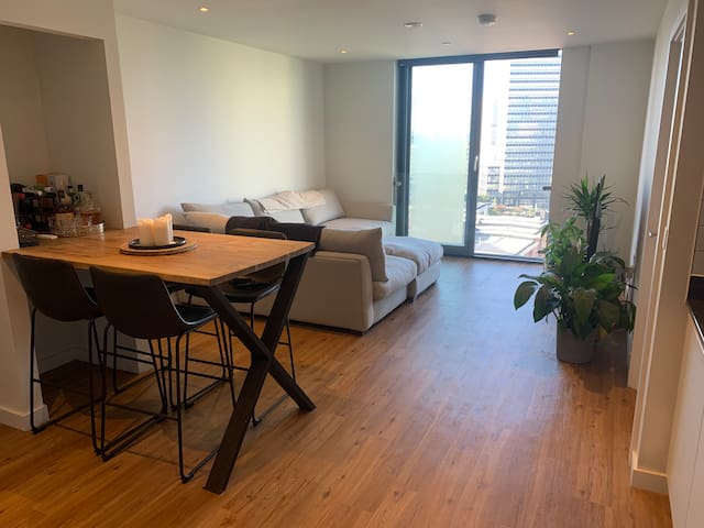 Luxury 2-bed apartment with penthouse city view