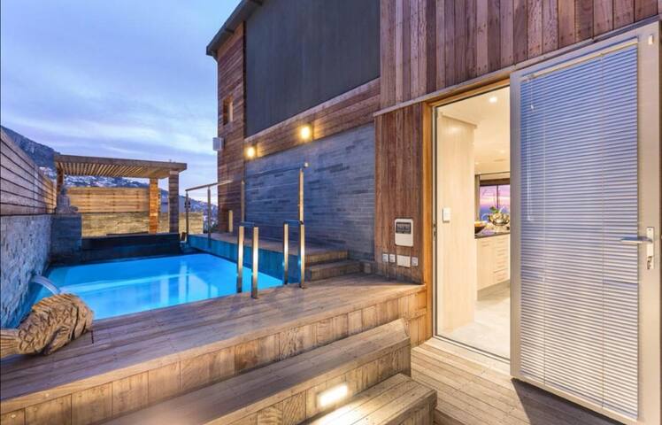 3 Story Luxury Villa on OceanView Drive, CapeTown gallery image 2