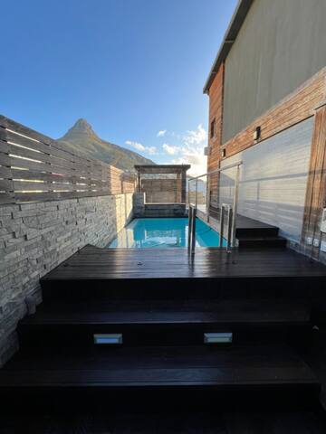 3 Story Luxury Villa on OceanView Drive, CapeTown gallery image 4