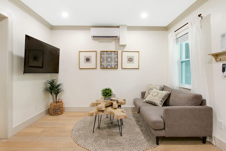 Lovely 1 Bedroom - Walk To Waterfront! - 팜 스프링스