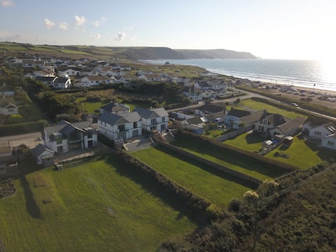 A luxurious 4 bedroom house, 100 ft from the beach