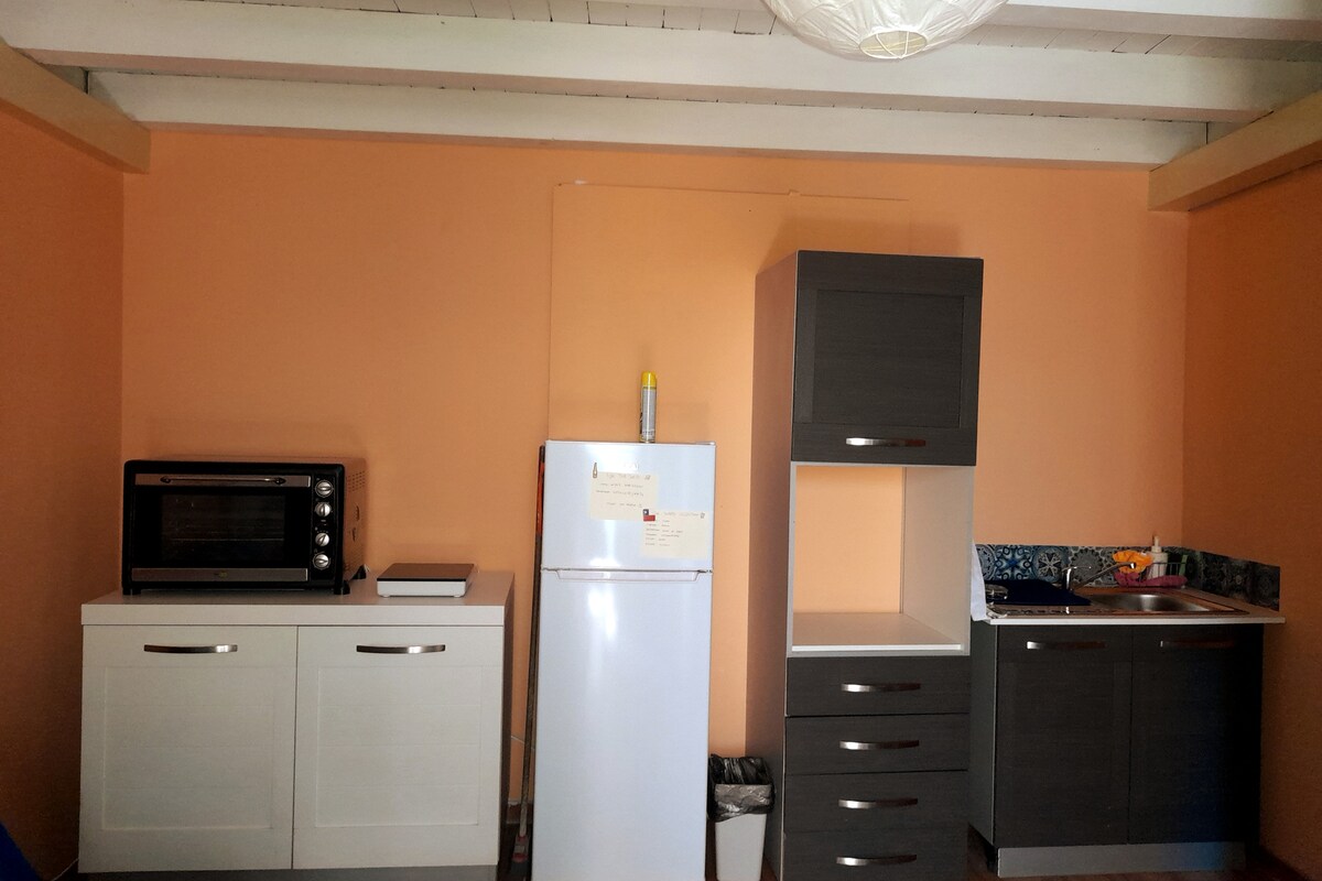 ห้องครัวพร้อมอุปกรณ์ครบครันพร้อมตู้เย็นตู้แช่แข็งเตาอบเตาแม่เหล็กไฟฟ้า