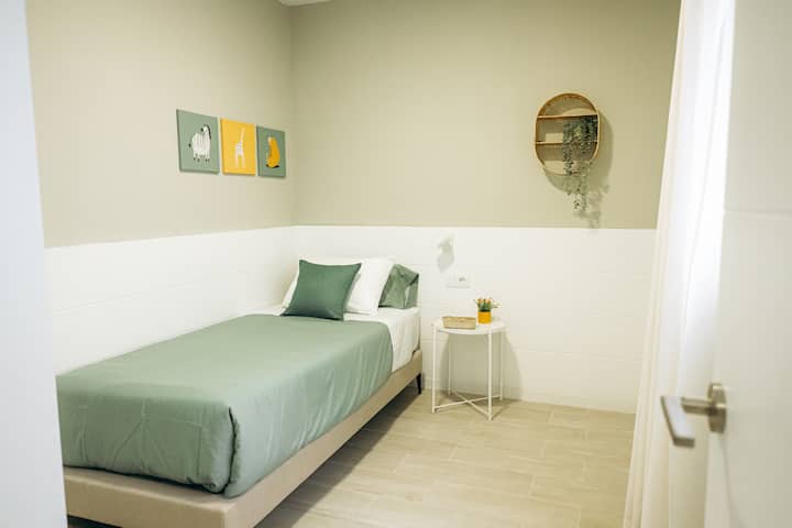 Foto de toda la habitación con cama individual.

Foto de la habitación completa con cama individual.