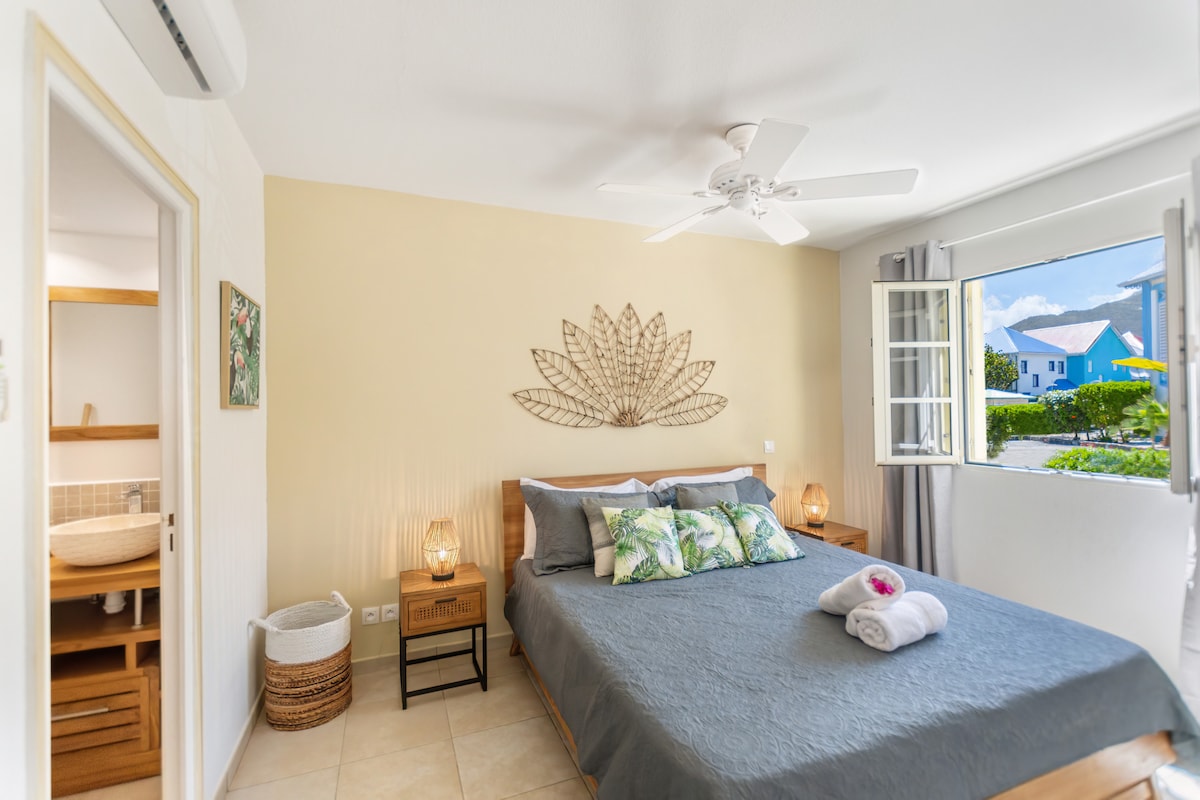 ห้องนอนใหญ่พร้อมเตียงคิงไซส์ตู้เสื้อผ้าตู้นิรภัยและห้องน้ำห้องน้ำในตัว