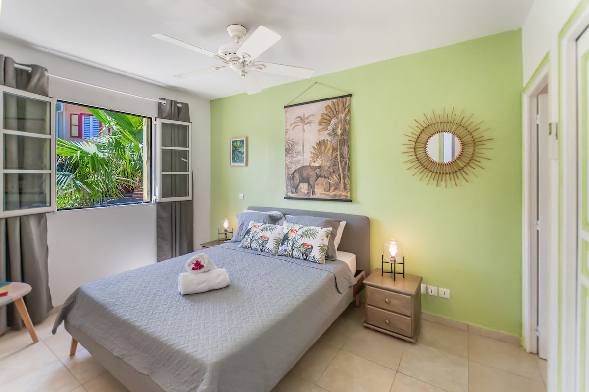 ห้องนอนพร้อมเตียงควีนไซส์ตู้เสื้อผ้าและห้องน้ำในตัว