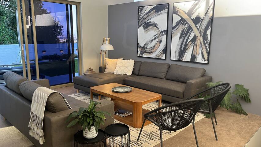 Summer home in Newlands with pool gallery image 3