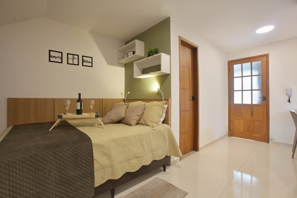 Dhomë me gardërobë, komodinë  dhe ajër të kondicionuar që shërben për të gjithë dhomën.