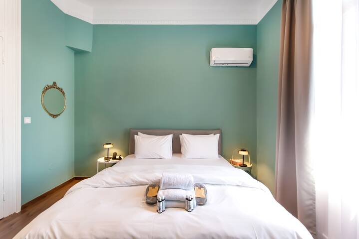 Fandango: Gorgeous Neoclassical Apartment gallery image 3