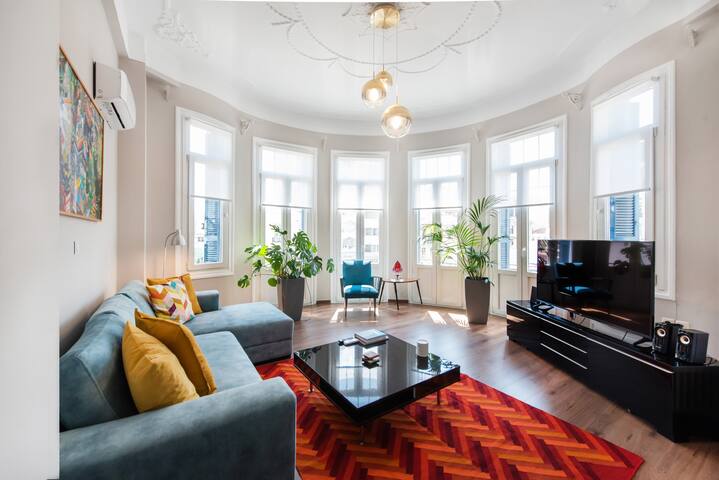 Fandango: Gorgeous Neoclassical Apartment