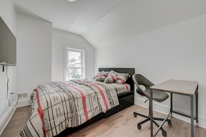 غرفة نوم مريحة مع سرير كوين جديد تمامًا ومرتبة فاخرة وتلفزيون جديد 43 بوصة مع نيتفليكس وديزني ومساحة عمل مخصصة ومخزن تحت السرير