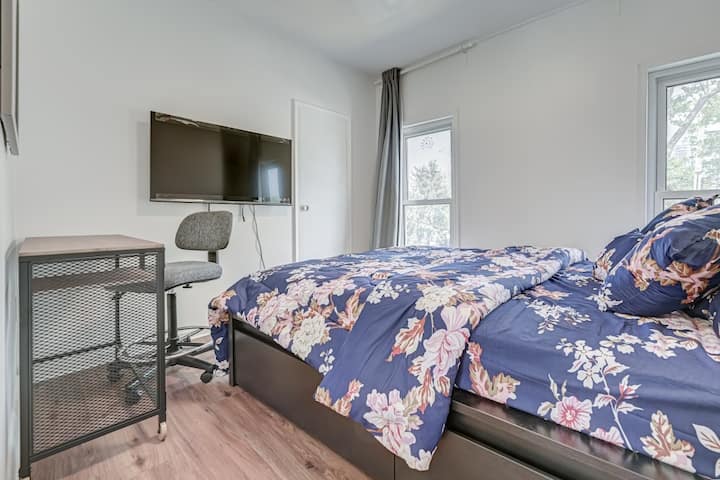 غرفة نوم مريحة مع سرير كوين جديد تمامًا ومرتبة فاخرة وتلفزيون جديد 43 بوصة مع نيتفليكس وديزني ومساحة عمل مخصصة ومخزن تحت السرير