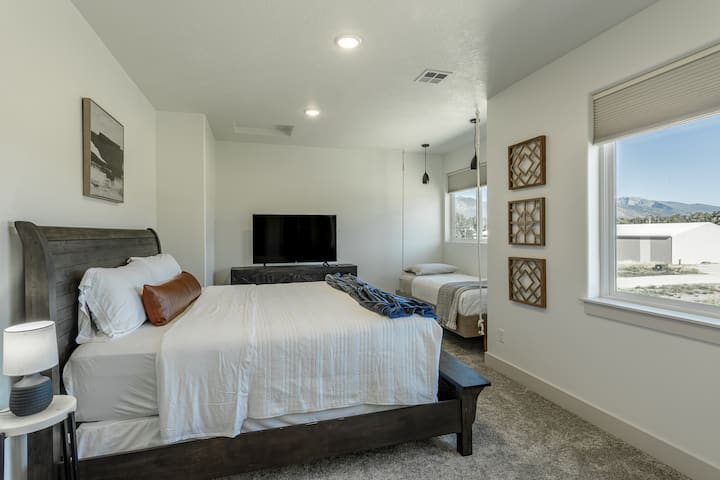 Second bedroom, king and twin bed