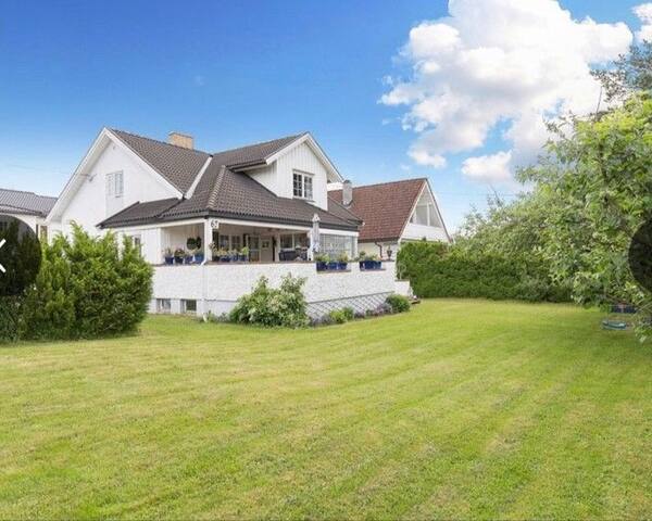 Enebolig m/hage og plass til 10.Sentralt og rolig