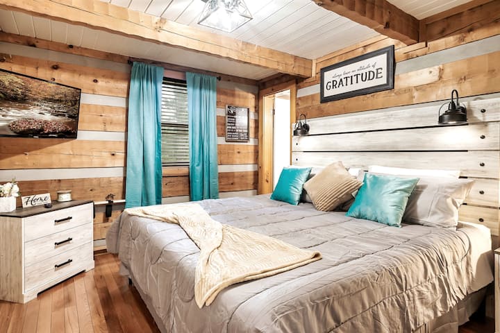 Zen Zone Spa Cabin! Hot Tub & Sauna! King Beds - Cabins for Rent