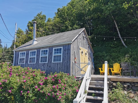 Halls Harbour BEACH HOUSE Cottage w/Hot Tub