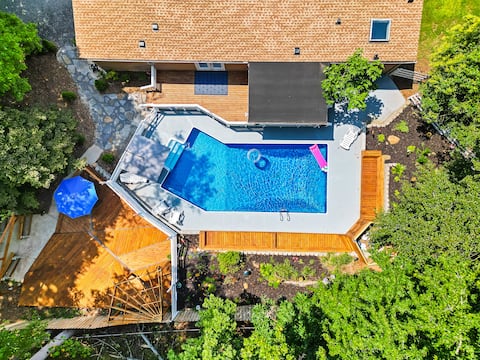 "The Retreat" w/ Hot Tub + Pool + Game Room + King