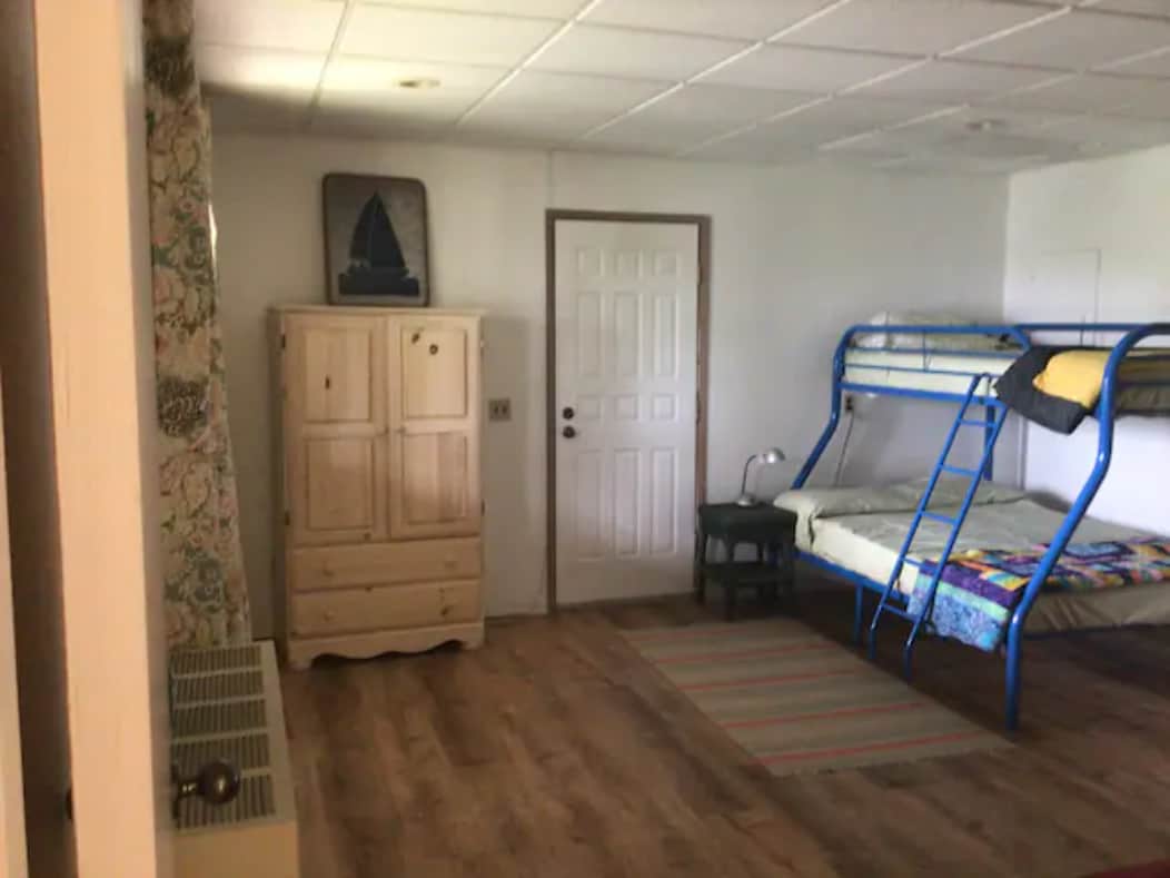 Habitación espaciosa, doble parte inferior, litera individual en la parte superior