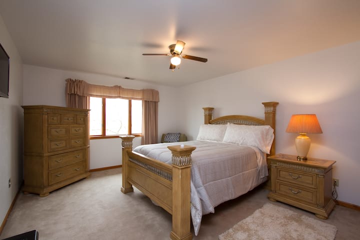 Dormitorio oeste: segundo piso con vistas de los pintorescos terrenos