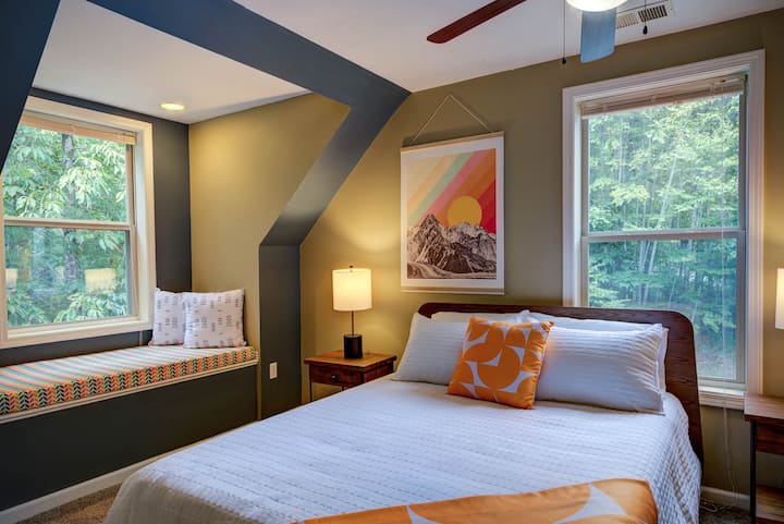 -Upstairs queen w/ attached half bathroom
 -Colorful, custom window seat cushions
 -Smart TV, closet, dresser, memory foam mattress, and white cotton sheets