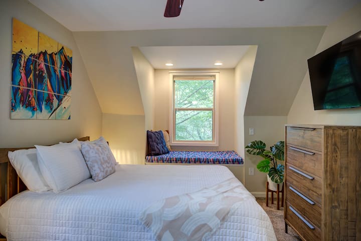 -Upstairs queen w/ attached full bathroom with tub/shower combo
 -Colorful, custom window seat cushions
 -Smart TV, USB lamps, closet, dresser, memory foam mattress, and white cotton sheets