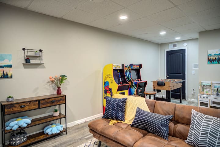 Game room: futon for extra sleeping space, "toddler zone", games, puzzles, cards...