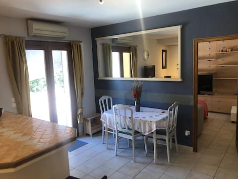 PEA LODGE, 3 rooms on the ground floor of a house
