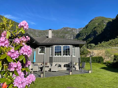Basement apartment with great outdoor area at Lofthus.