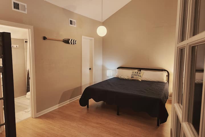 ห้องนอนใต้หลังคาชั้นบน - นี่คือเตียงขนาดคิงไซส์นอกกล้องเป็นเตียงควีนไซส์สองชั้นเหนือเตียงควีนไซส์ อ่างอาบน้ำเต็มรูปแบบตู้เสื้อผ้าแบบวอล์คอิน ม่านทึบแสงทางขึ้นบันได - ต้องปีนบันไดวนเพื่อไปยังห้องนอนนี้ 