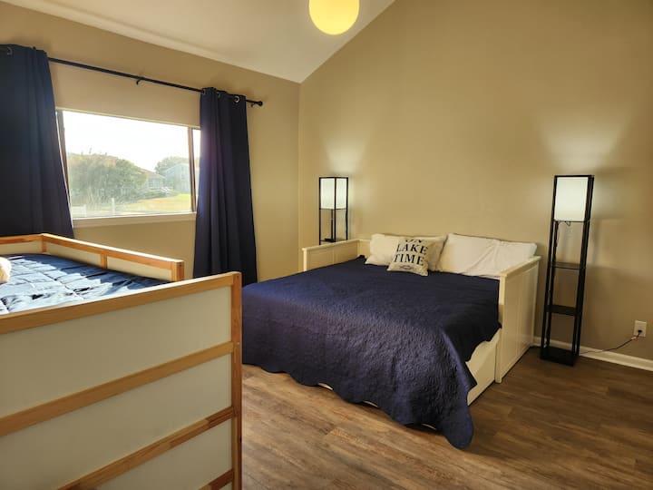 ห้องนอนชั้นล่าง - เตียงขนาดคิงไซส์หนึ่งเตียงและเตียงสองชั้นคู่หนึ่งชุด 