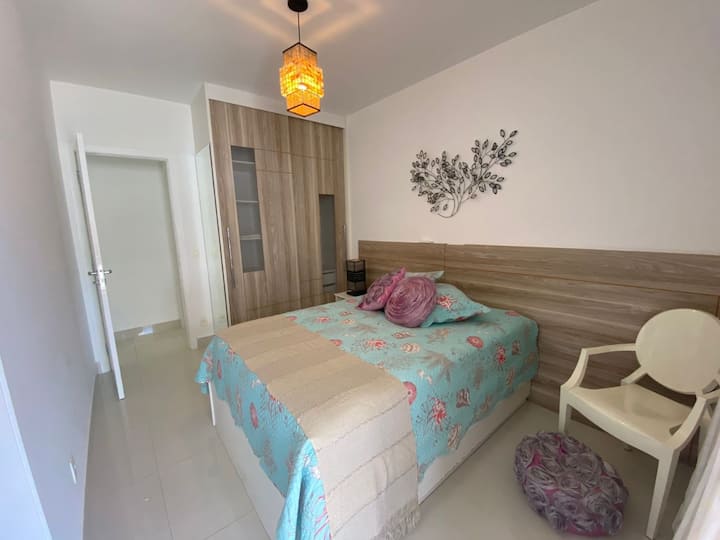 1张双人床， 1张额外的单人床