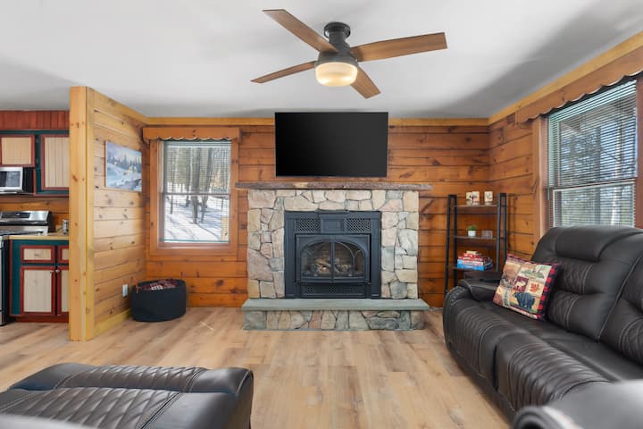 Crows Nest Cabin -Mountain View - Hot Tub & Sauna - Indian Lake, NY