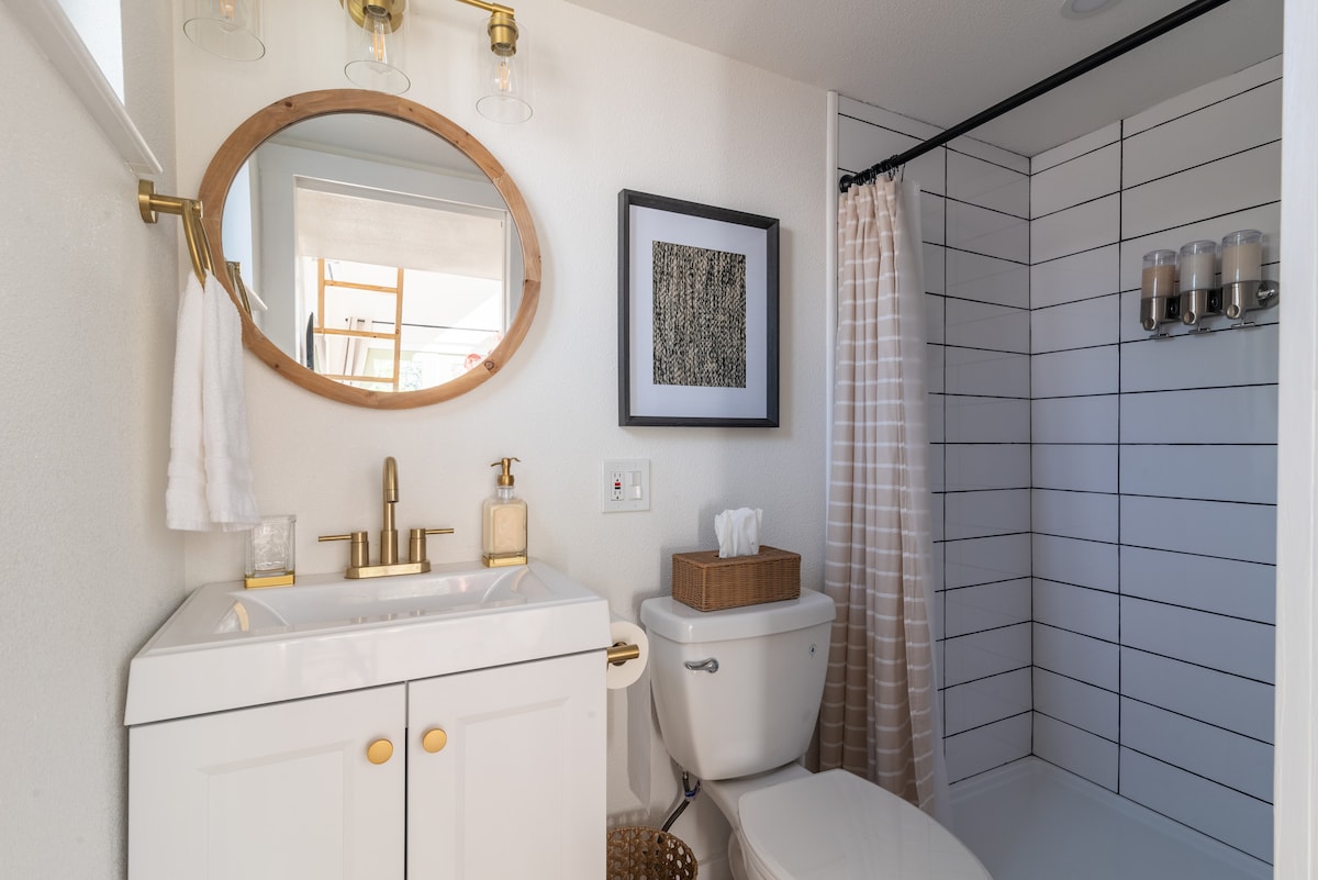 BoHo, Spacious Tiny Home in the Heart of East ATX!