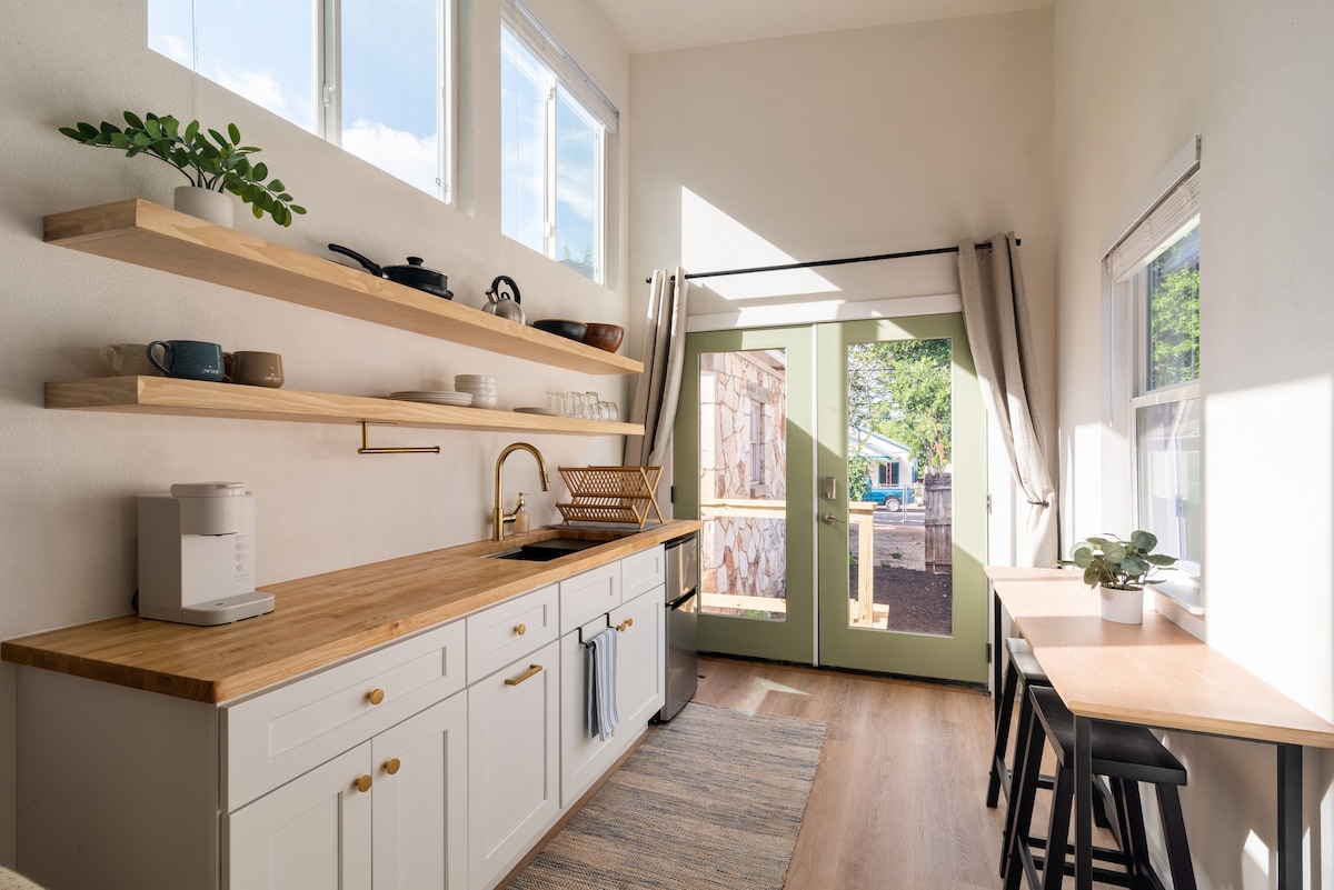 BoHo, Spacious Tiny Home in the Heart of East ATX!