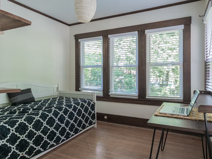 Studimi/dhoma e gjumit ka një tavolinë pune dhe karrige, si dhe një krevat dite me trungje që  ofron një zonë shtesë gjumi për vizitorë shtesë