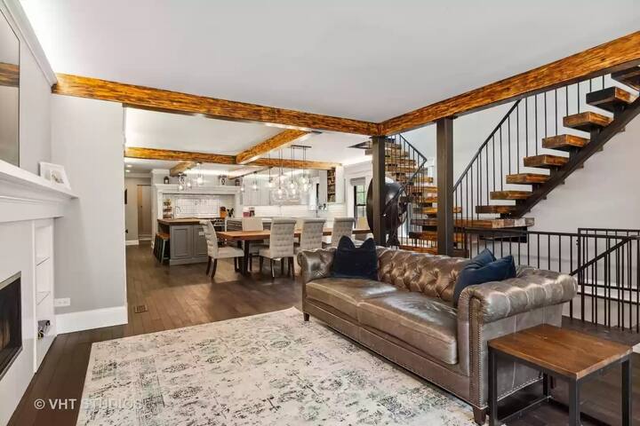 Historic Masterpiece in Ravenswood Manor gallery image 2