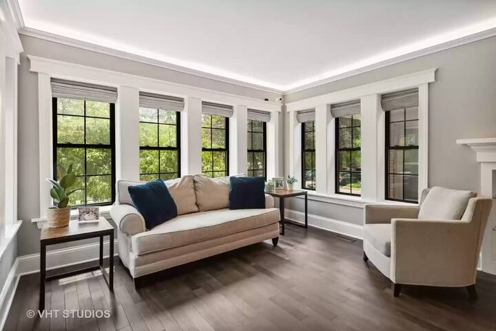 Historic Masterpiece in Ravenswood Manor gallery image 4