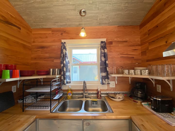 Pig Palace:  Irish Acres Farm Charm Glamping - New London, WI