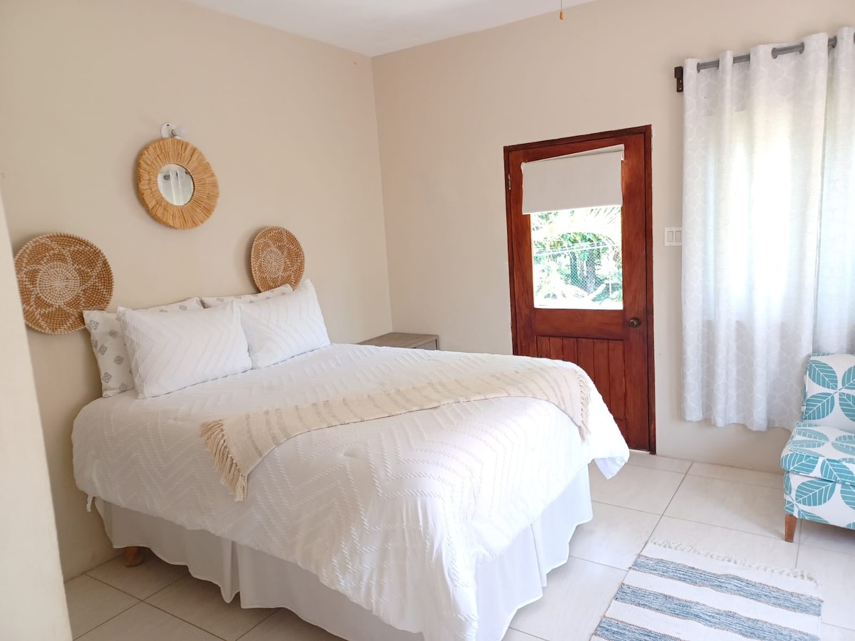 พักผ่อนอย่างสงบในห้องนอนที่เรียบง่ายแต่น่าอยู่ของเราซึ่งมีเส้นสายที่สะอาดสีสันที่เงียบสงบและพื้นผิวที่อบอุ่นสร้างที่พักที่เงียบสงบ

