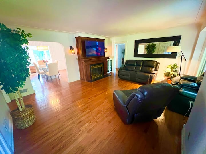 *Luxury Home* W/pool&jacuzzi, 10 Beds, 7 Baths. - Royal Oak, MI