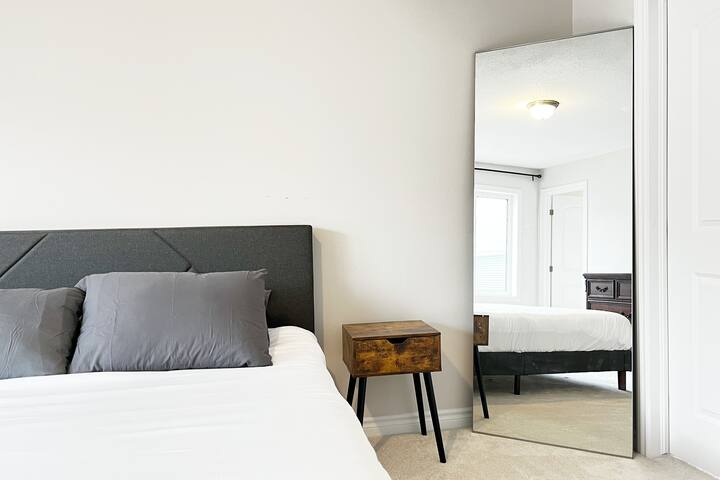 Single Family Home w/ KING Suite, Home Theatre/Gym gallery image 4