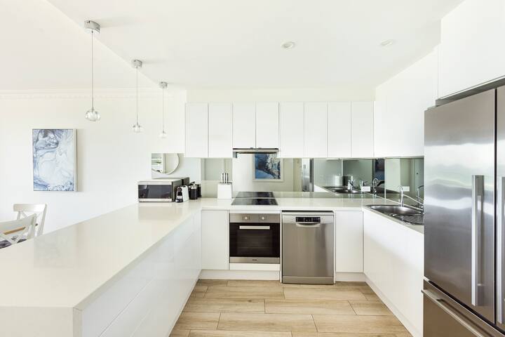 Luxury Manly Beachfront Apartment gallery image 4